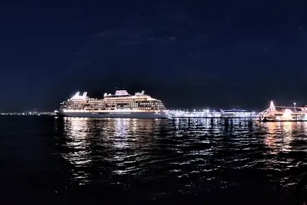 赤レンガ倉庫・飛鳥Ⅲの出航