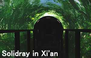 中国の西安に巨大映像トンネル