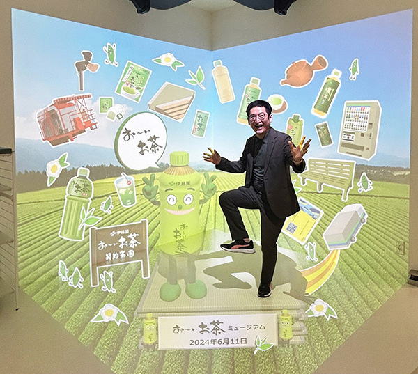 社長も踊ってます
