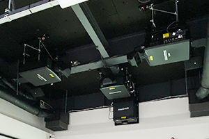 天井に設置された4台の3Dプロジェクタ