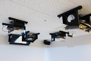 天井に設置された4台の3Dプロジェクタ